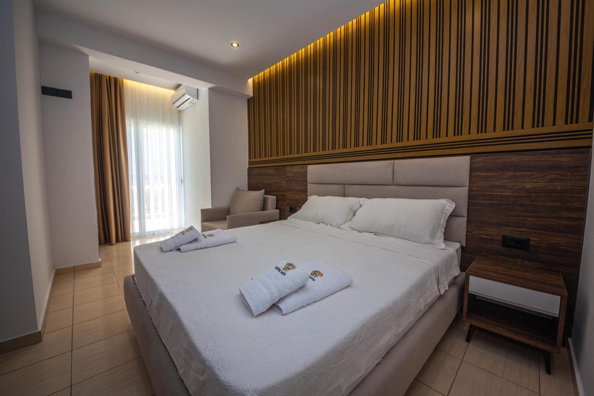 Hotel New Crystal คซามิล ภายนอก รูปภาพ